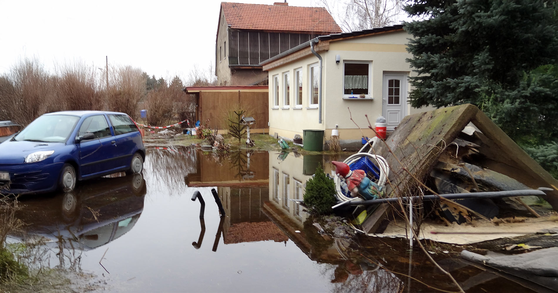 Überschwemmung auf einem Privatgrundstück nach Starkregen